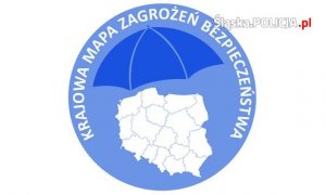 Logo Krajowej Mapy Bezpieczeństwa. Zarys Polski z podziałem na województwa, nad którym widoczny jest rozłożony, niebieski parasol oraz napis Krajowa Mapa Zagrożeń Bezpieczeństwa.