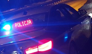 samochód, noc, napis policja na podszybiu z tyłu