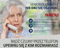 kobieta z siwymi włosami po ramiona, trzymie w ręku słuchawkę telefonu