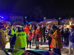grafika-noc,śnieg, policjant, grupa ludzi