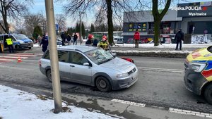 grafika- dzień, samochód, w tle przejście dla pieszych