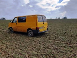 grafika-dzień, pole orne, samochód typu bus w polu