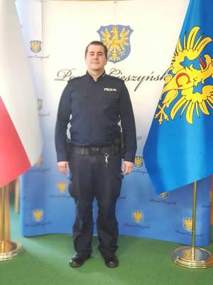 młodszy aspirant Piotr Dziedzic- dzielnicowy Komisariatu Policji w Ustroniu