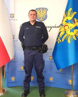 Młodszy aspirant Łukasz Gruszczyk- dzielnicowy Komendy Powiatowej Policji w Cieszynie