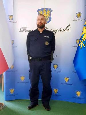 aspirant sztabowy Rafał Pszczółka- dzielnicowy Komisariatu Policji w Skoczowie