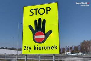 grafika, dzień, droga, widoczny nowy znak z dłonią i napisem STOP Zły kierunek