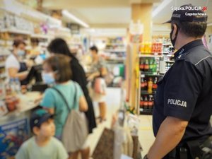 grafika-policjant w sklepie obserwuje osoby