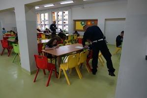 grafika- policjant , sala lekcyjna, uczniowie piszą test, dzień