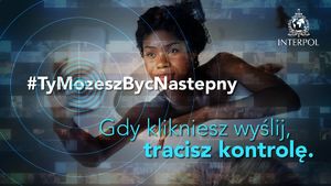 grafika- Biały napis: #TyMozeszBycNastepny. Poniżej niebieski napis: Gdy klikniesz wyślij, tracisz kontrolę. Z prawej strony logo Interpolu, a  w tle kobieta robiąca sobie selfie&quot;