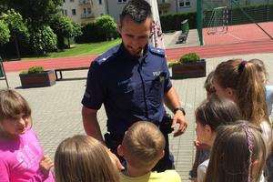 grafika, dzień, słońce, policjant rozmawia z dziećmi