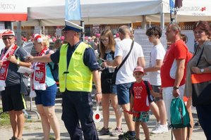 grafika, dzień, policjant w mundurze kieruje ruchem,