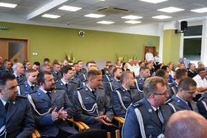 policjanci na sali, siedzą w mundurach