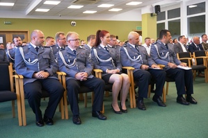 policjanci na sali, siedzą w mundurach