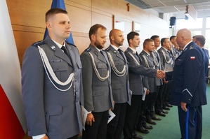 mianowani policjanci otrzymują gratulacje od komendanta