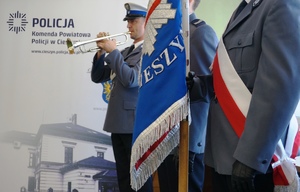 trębacz- policjant gra na trąbce