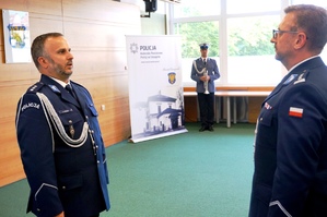 policjant melduje na baczność komendantowi