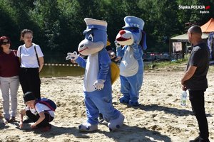 zdjęcie przedstawia maskotki policyjne na plaży