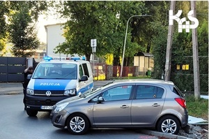 grafika-dzień, droga, samochód policji i samochód osobowy,