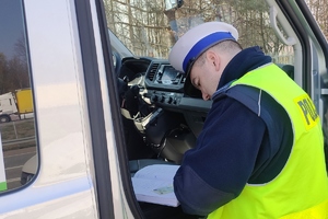 policjant przy drzwiach samochodu, dzień