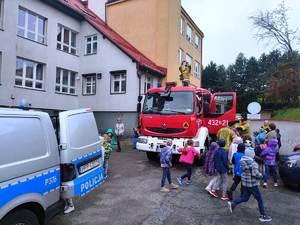 parking, dzieci, pojazdy służbowe policji i straży pożarnej, dzieci bawią się i oglądają pojazdy