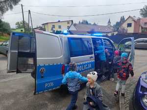 parking, dzieci, pojazdy służbowe policji i straży pożarnej, dzieci bawią się i oglądają pojazdy