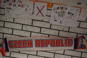 szalik powieszony na ścianie, napis Czech Republic