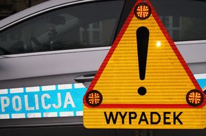 znak ostrzegawczy uwaga wypadek, w tle radiowóz z napisem policja