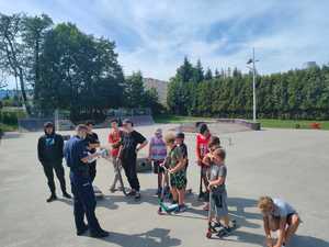 policjanci w skateparku, dzień, rozmawiają z młodzieżą