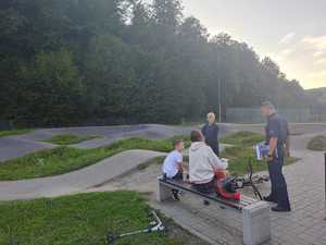 policjanci w skateparku, dzień, rozmawiają z młodzieżą