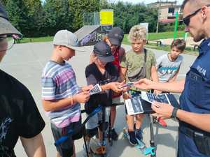 policjanci w skateparku, dzień, rozmawiają z młodzieżą