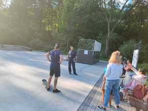 policjanci w skateparku, dzień, rozmawiają z młodzieżą