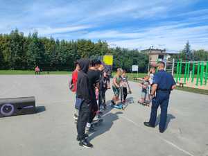 policjanci w skateparku, dzień, rozmawiają z młodzieżą