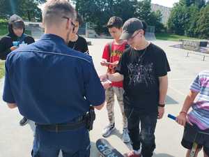 policjanci w skateparku, dzień, rozmawiają z młodzieżą