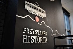 grafika-zdjęcie tablicy z napisem przystanek historia