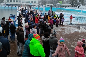 zgromadzeni ludzie oglądają pokaz, zima, dzień, pochmurno