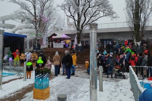 zgromadzeni ludzie oglądają pokaz, zima, dzień, pochmurno