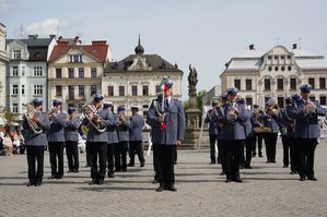 zdjęcie-dzień , plac rynku, lato, policjanci w mundurach galowych, orkiestra policyjna