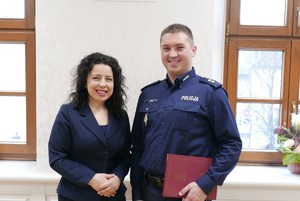 zdjęcie - dzień, sala, urzędnik podają dłoń policjantowi, gratuluje