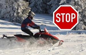 zdjęcie-dzień, śnieg, osoba na skuterze śnieżnym, znak STOP