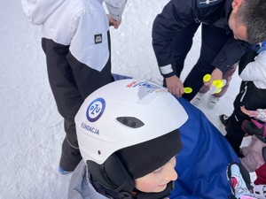 grafika-śnieg, zima, stok, dzieci i dorośli, policjanci rozmawiają z nimi i robią zdjęcia