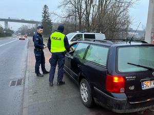 dzień ,pochmurno, morko, policjanci badają trzeźwość kierujących samochodami