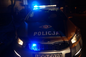 pojazd policji z włączonymi niebieskimi światłami uprzywilejowani na dachu, noc