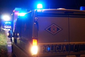 grafika- noc, pojazd policji i straży pożarnej z niebieskimi światłami uprzywilejowania