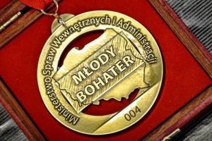 medal z napisem młody bohater