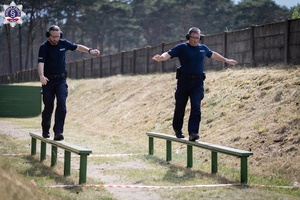 zdjęcie-jasno, policjanci idą po równoważni