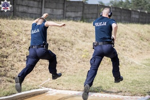 zdjęcie-jasno, policjanci skaczą z równoważni