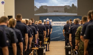 sala, policjanci stoją na baczność, złożenie meldunku