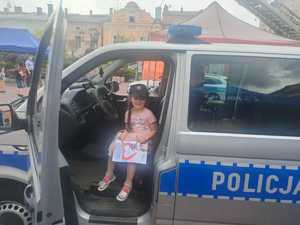 zdjęcie - policjant, dziecko, auto, dzień, słonecznie