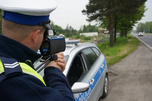 zdjęcie, dzień, droga, Policjant drogówki z ręcznym miernikiem prędkości