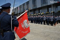 grafika-policjanci trzymią sztandar